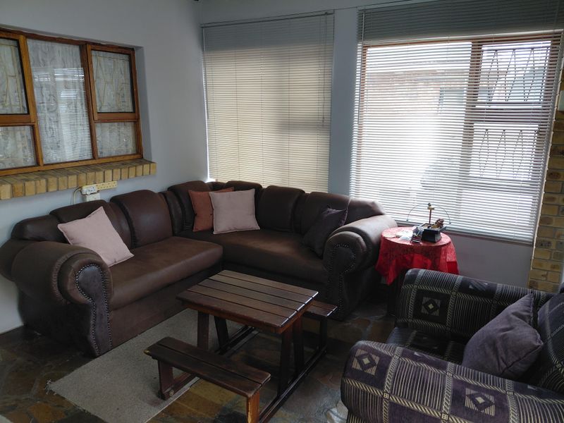 Large Family Home with Two Flatlets – Ideal Investment Opportunity - Photo 7