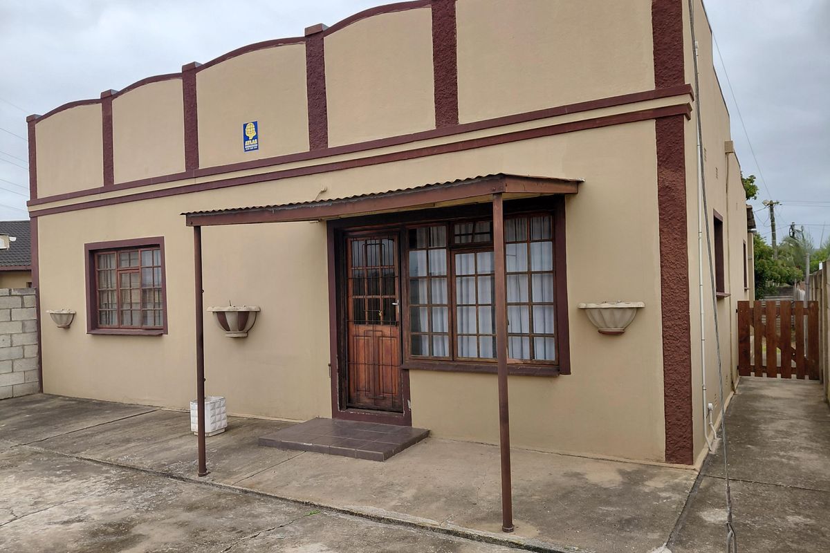 Large Family Home with Two Flatlets – Ideal Investment Opportunity - Photo 3