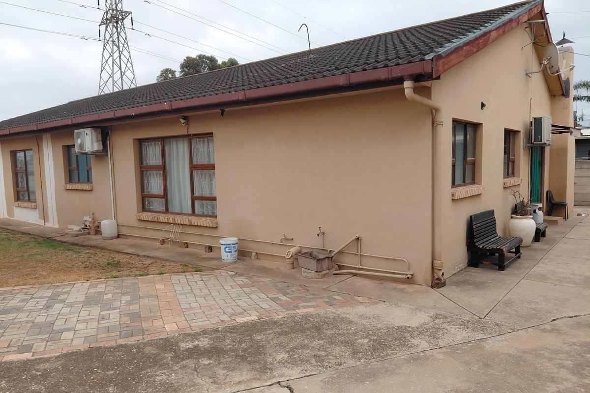 Large Family Home with Two Flatlets – Ideal Investment Opportunity - Photo 4