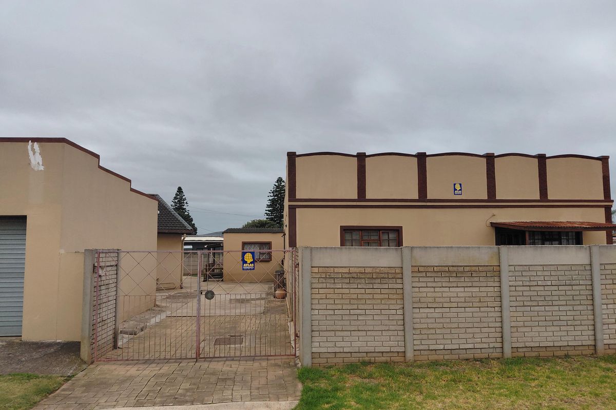 Large Family Home with Two Flatlets – Ideal Investment Opportunity - Photo 2