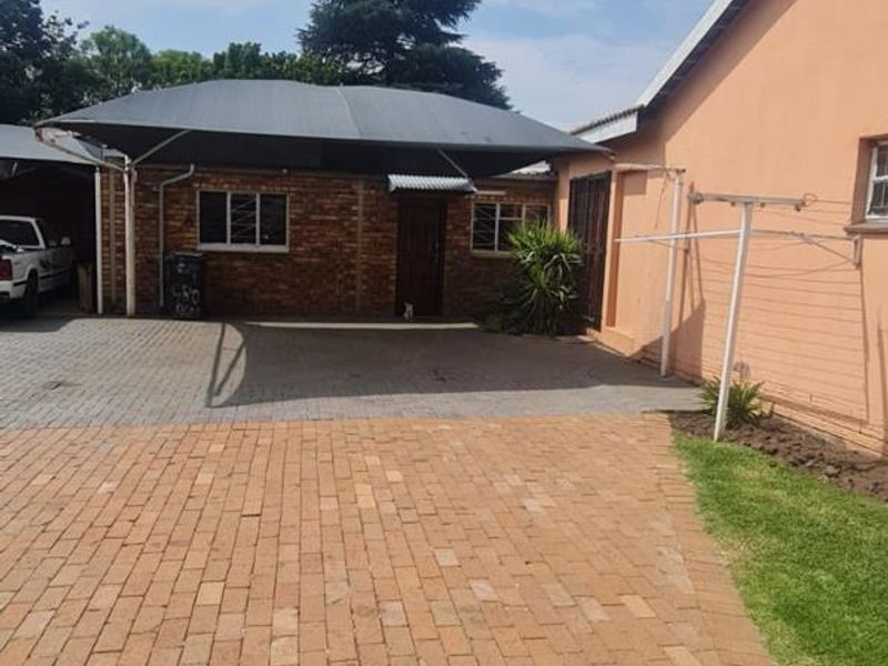 Quiet Retreat: 3 beds, pool, Perfect Homee - Photo 6