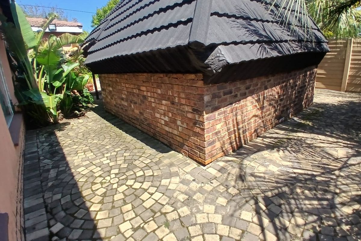 Quiet Retreat: 3 beds, pool, Perfect Homee - Photo 4