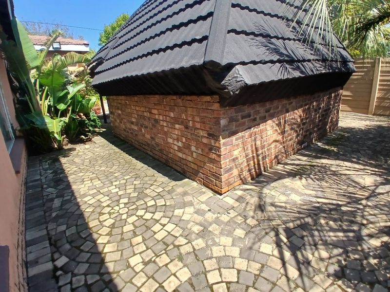 Quiet Retreat: 3 beds, pool, Perfect Homee - Photo 4