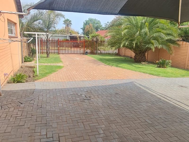 Quiet Retreat: 3 beds, pool, Perfect Homee - Photo 8