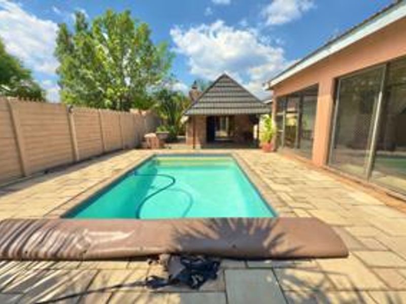 Quiet Retreat: 3 beds, pool, Perfect Homee - Photo 3