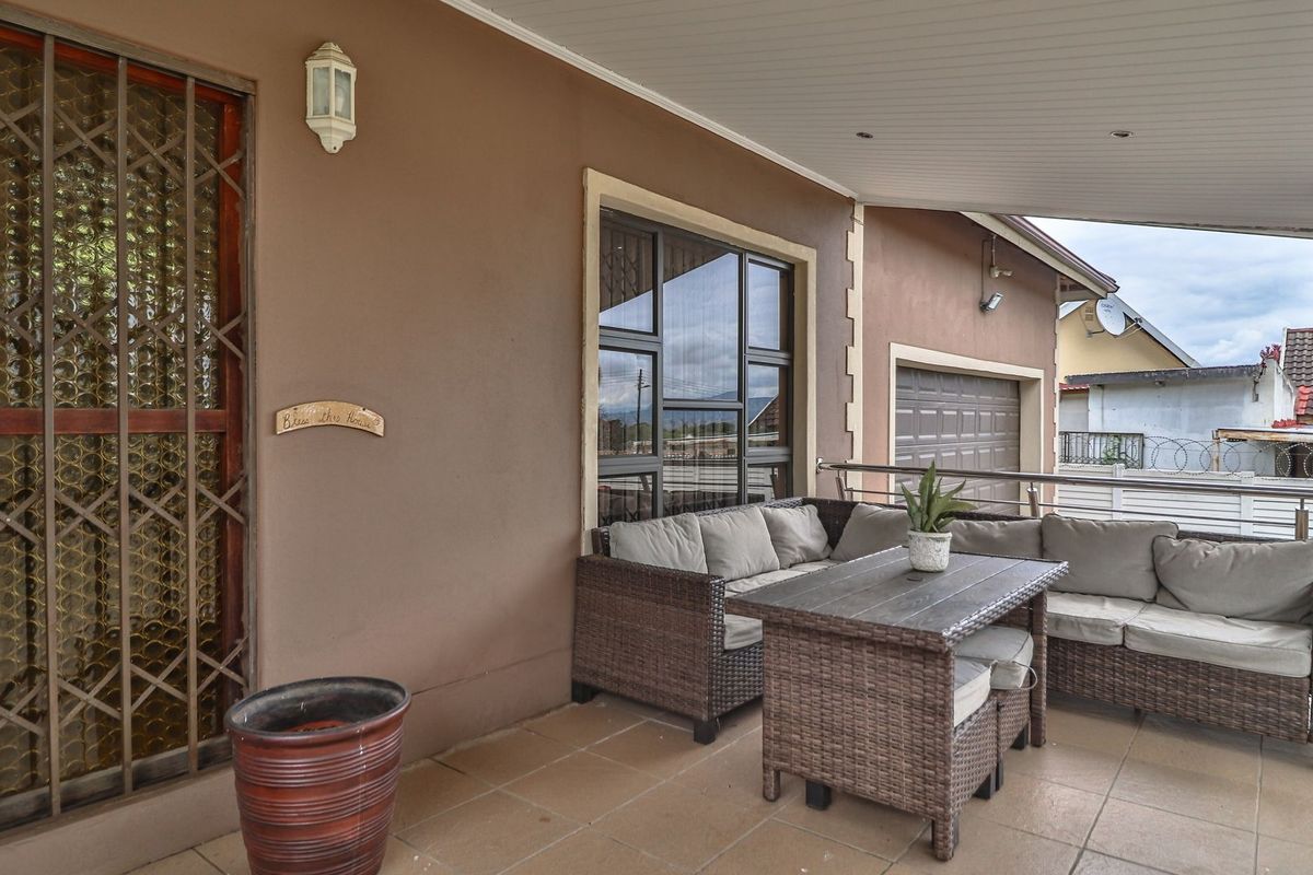 Delightful Family Home in Cleland - Photo 3