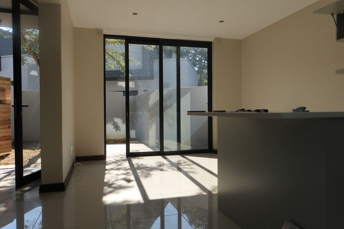 Lovely secure Townhouse for sale in Menlo Park - Photo 2