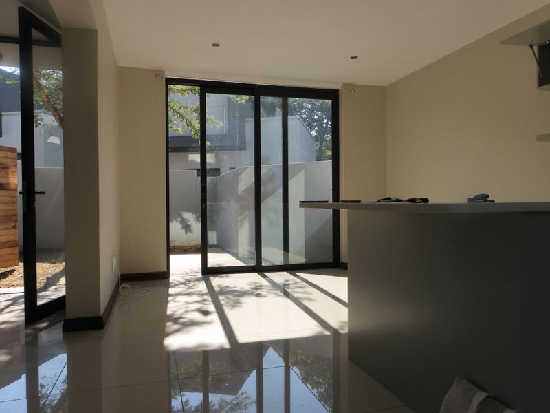 Lovely secure Townhouse for sale in Menlo Park - Photo 2