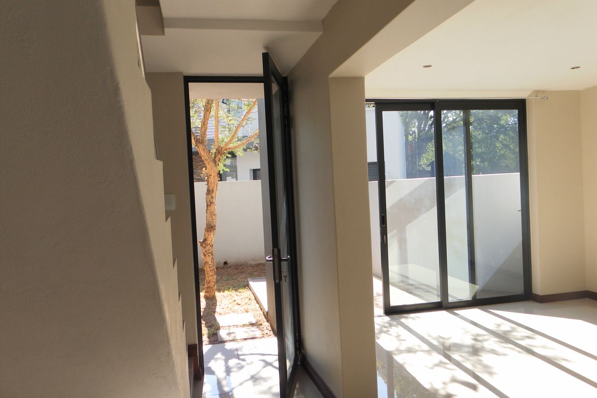 Lovely secure Townhouse for sale in Menlo Park - Photo 3