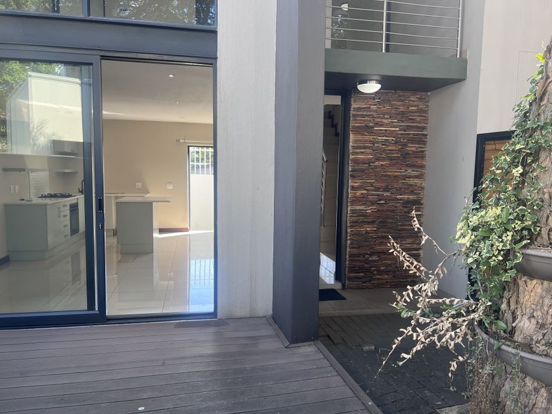 Lovely secure Townhouse for sale in Menlo Park - Photo 10