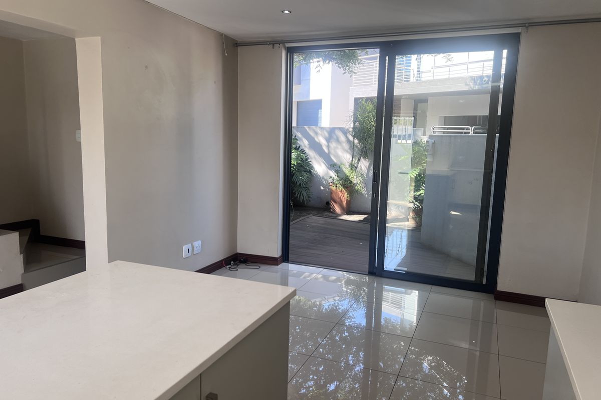 Lovely secure Townhouse for sale in Menlo Park - Photo 4