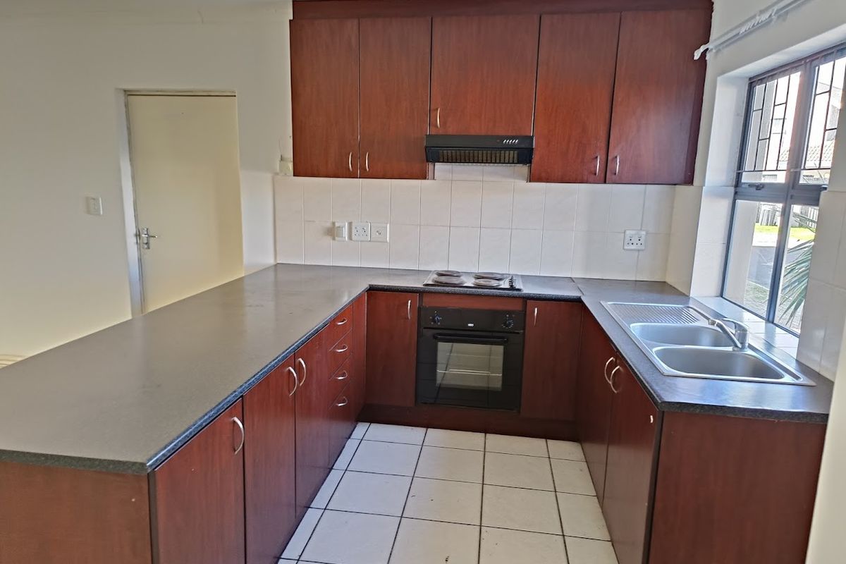 Lovely Secure 3-Bedroom Duplex in a Complex - Photo 4