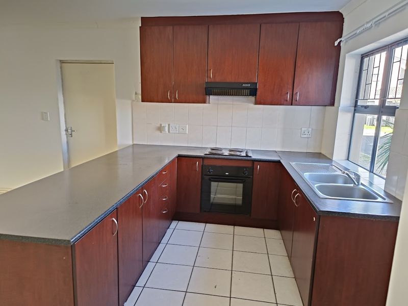 Lovely Secure 3-Bedroom Duplex in a Complex - Photo 4