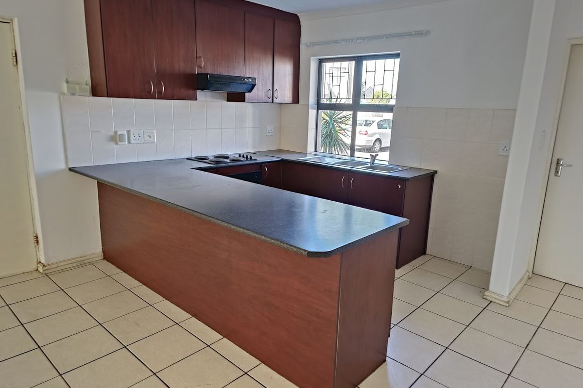 Lovely Secure 3-Bedroom Duplex in a Complex - Photo 5