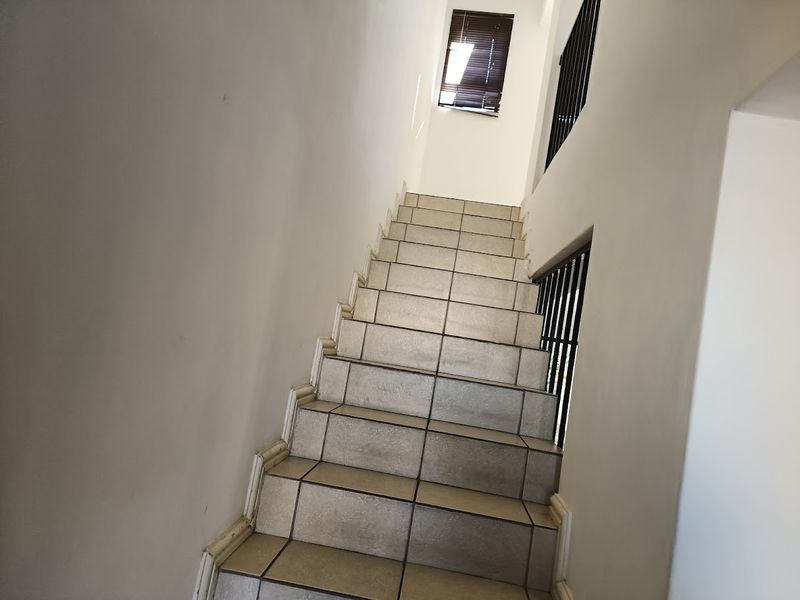 Lovely Secure 3-Bedroom Duplex in a Complex - Photo 8