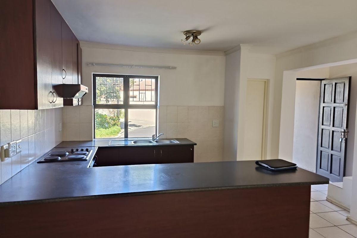 Lovely Secure 3-Bedroom Duplex in a Complex - Photo 3