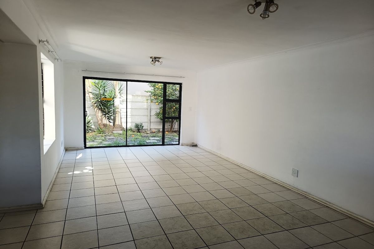 Lovely Secure 3-Bedroom Duplex in a Complex - Photo 2