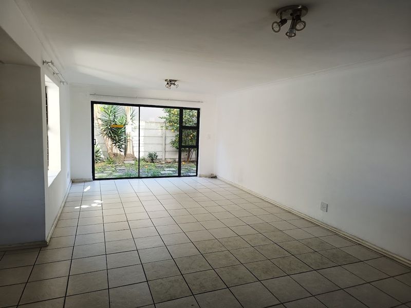 Lovely Secure 3-Bedroom Duplex in a Complex - Photo 2