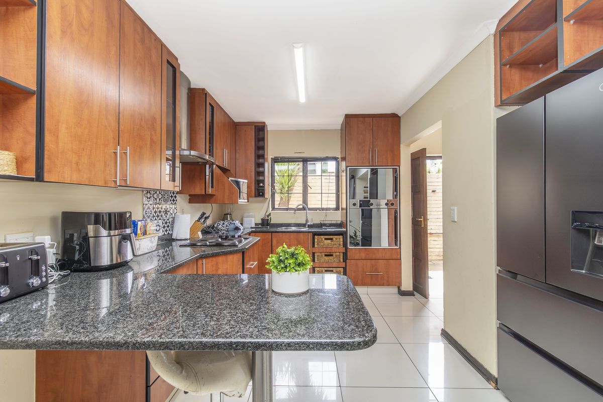 4 Bed 3 Bath Cluster For Sale in Sought After Estate - Photo 4