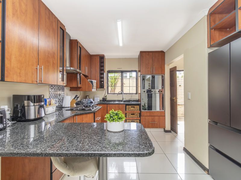 4 Bed 3 Bath Cluster For Sale in Sought After Estate - Photo 4