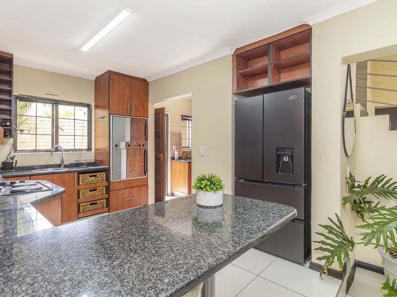 4 Bed 3 Bath Cluster For Sale in Sought After Estate - Photo 2