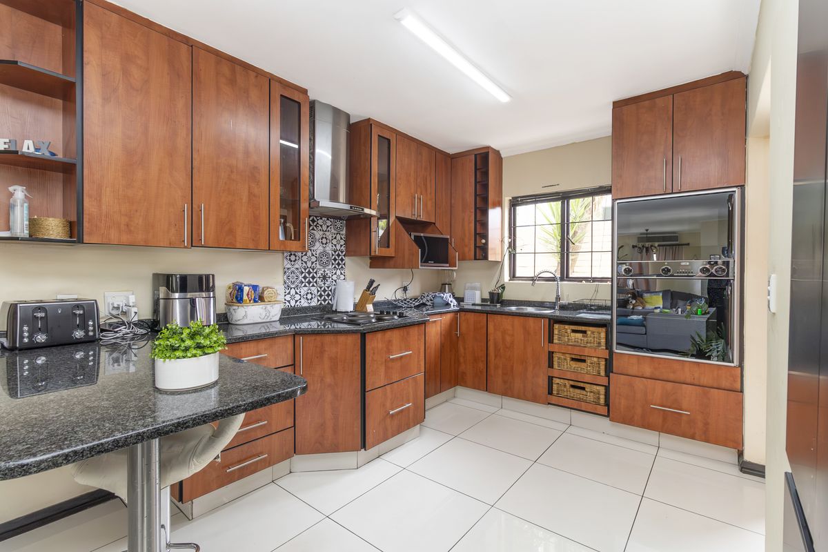 4 Bed 3 Bath Cluster For Sale in Sought After Estate - Photo 3