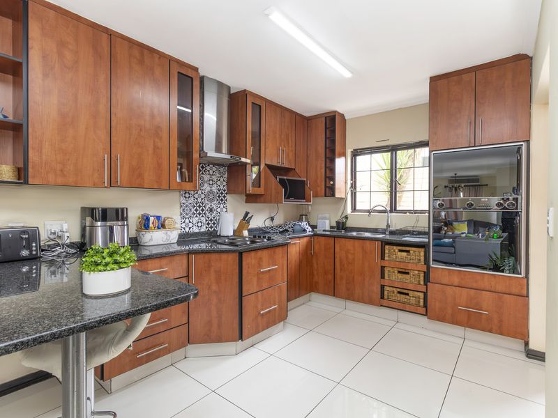 4 Bed 3 Bath Cluster For Sale in Sought After Estate - Photo 3