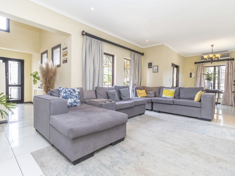 4 Bed 3 Bath Cluster For Sale in Sought After Estate - Photo 9