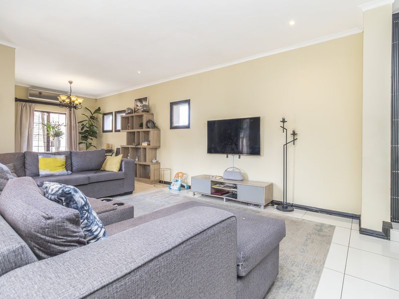 4 Bed 3 Bath Cluster For Sale in Sought After Estate - Photo 7