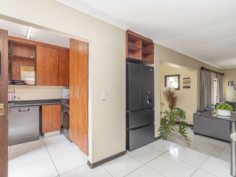 4 Bed 3 Bath Cluster For Sale in Sought After Estate - Photo 6