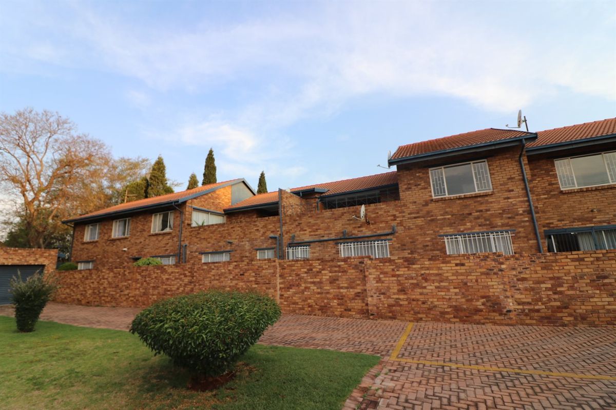 Spacious 3 bedroom townhouse - Photo 5