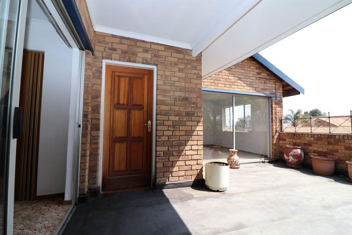 Spacious 3 bedroom townhouse - Photo 2
