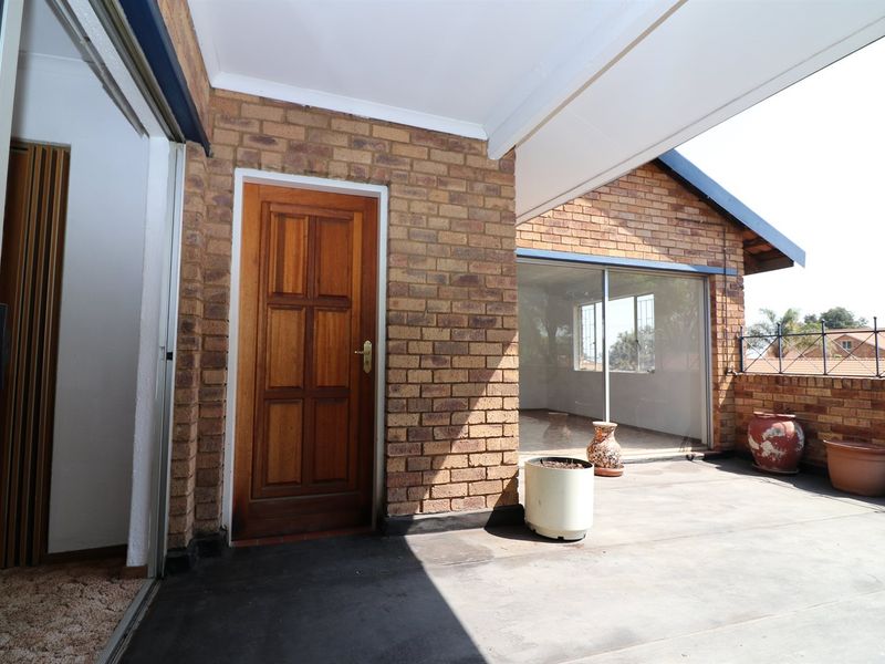 Spacious 3 bedroom townhouse - Photo 2