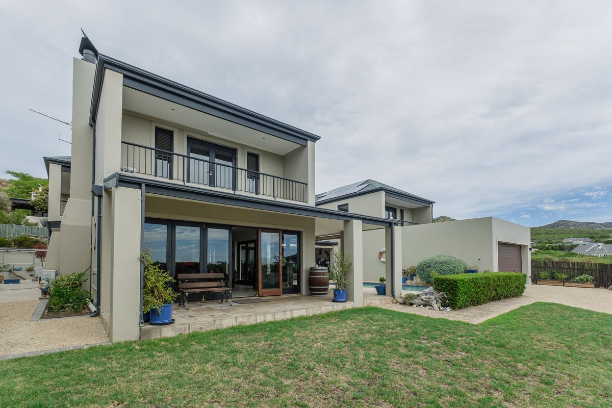 Luxury Family Living with Beautiful Sea Views in Stonehaven Estate - Photo 3