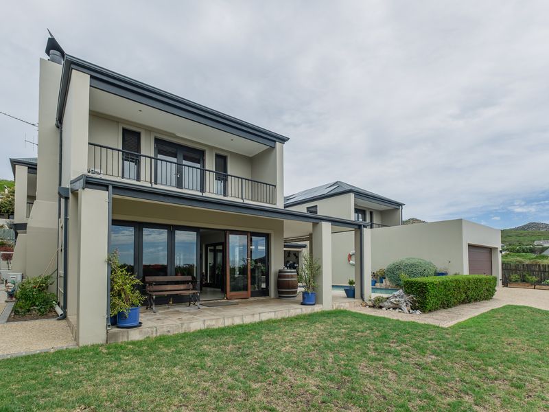 Luxury Family Living with Beautiful Sea Views in Stonehaven Estate - Photo 3