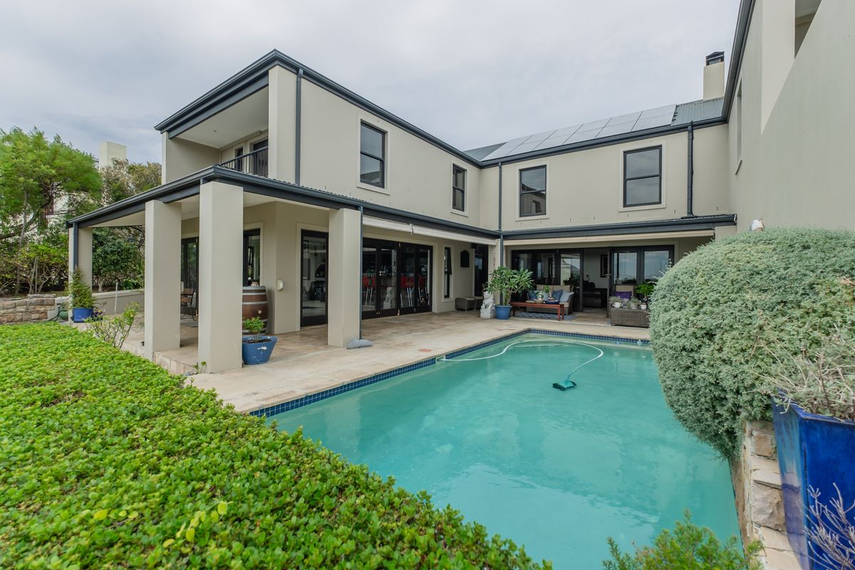 Luxury Family Living with Beautiful Sea Views in Stonehaven Estate - Photo 2