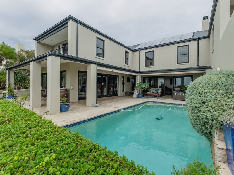 Luxury Family Living with Beautiful Sea Views in Stonehaven Estate - Photo 2