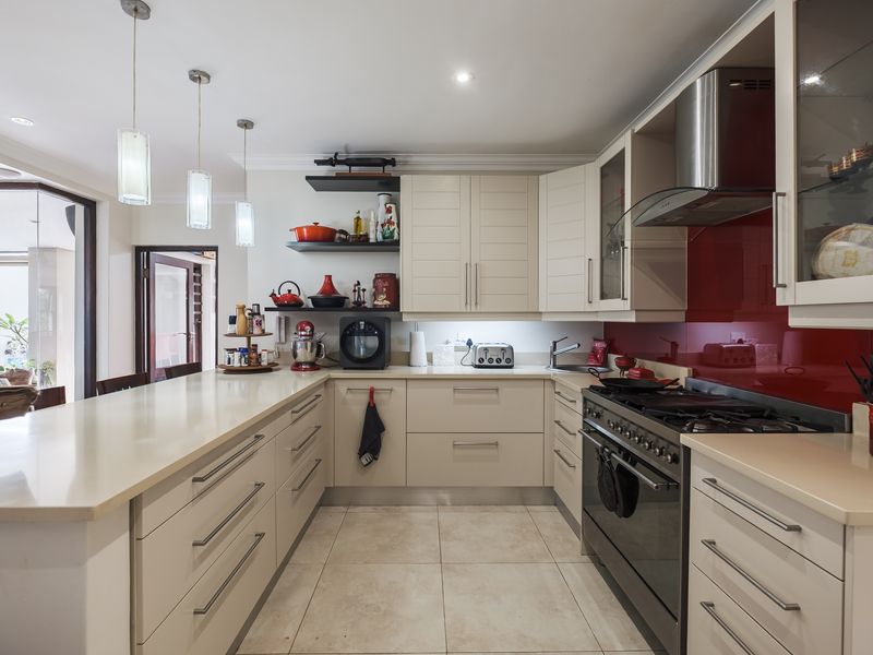 Luxury Family Living with Beautiful Sea Views in Stonehaven Estate - Photo 7