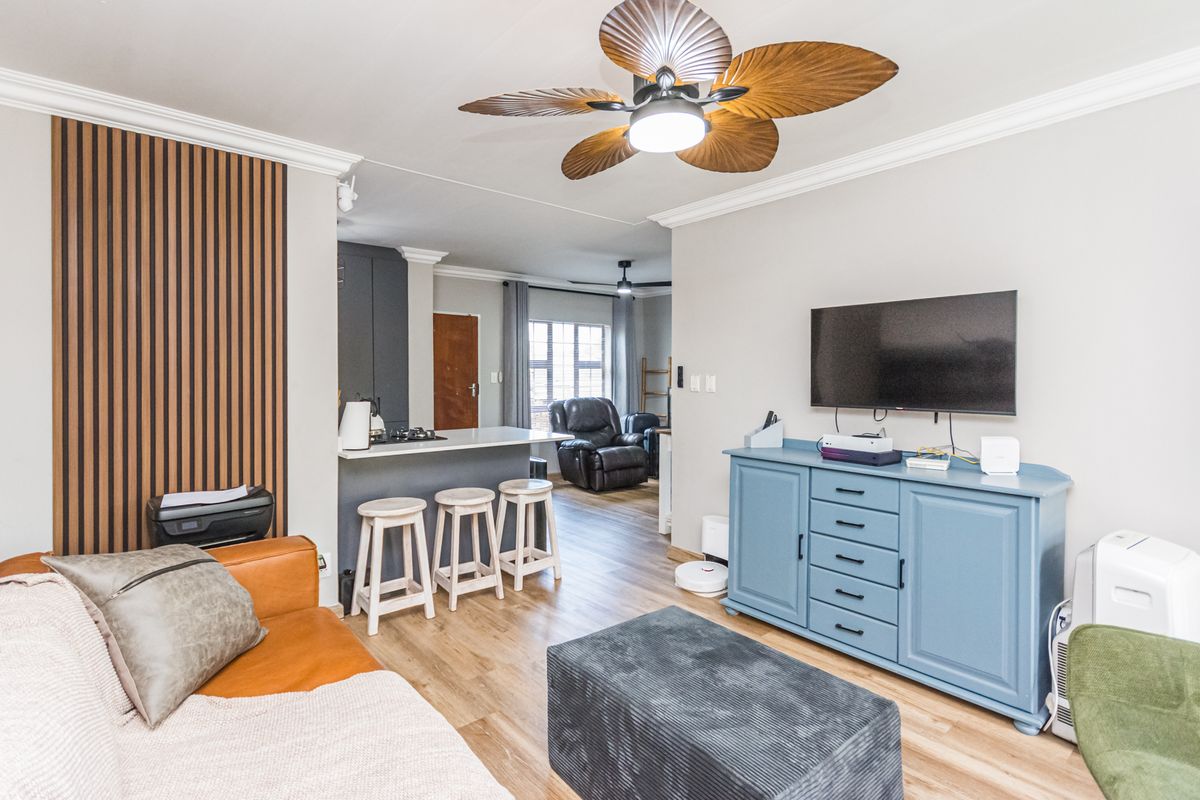 2 Bedroom renovated townhouse for sale in die Hoewes - Photo 3