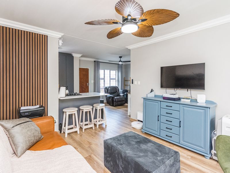 2 Bedroom renovated townhouse for sale in die Hoewes - Photo 3