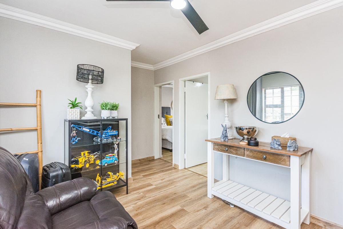 2 Bedroom renovated townhouse for sale in die Hoewes - Photo 4