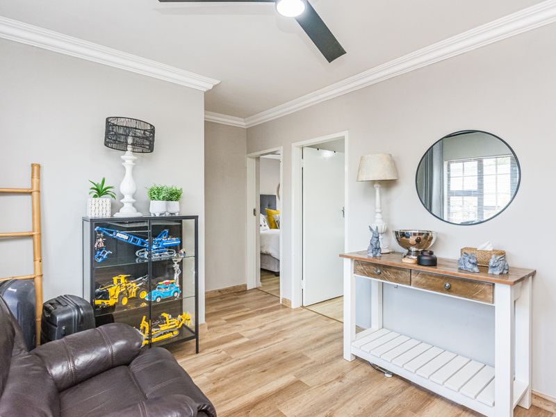 2 Bedroom renovated townhouse for sale in die Hoewes - Photo 4