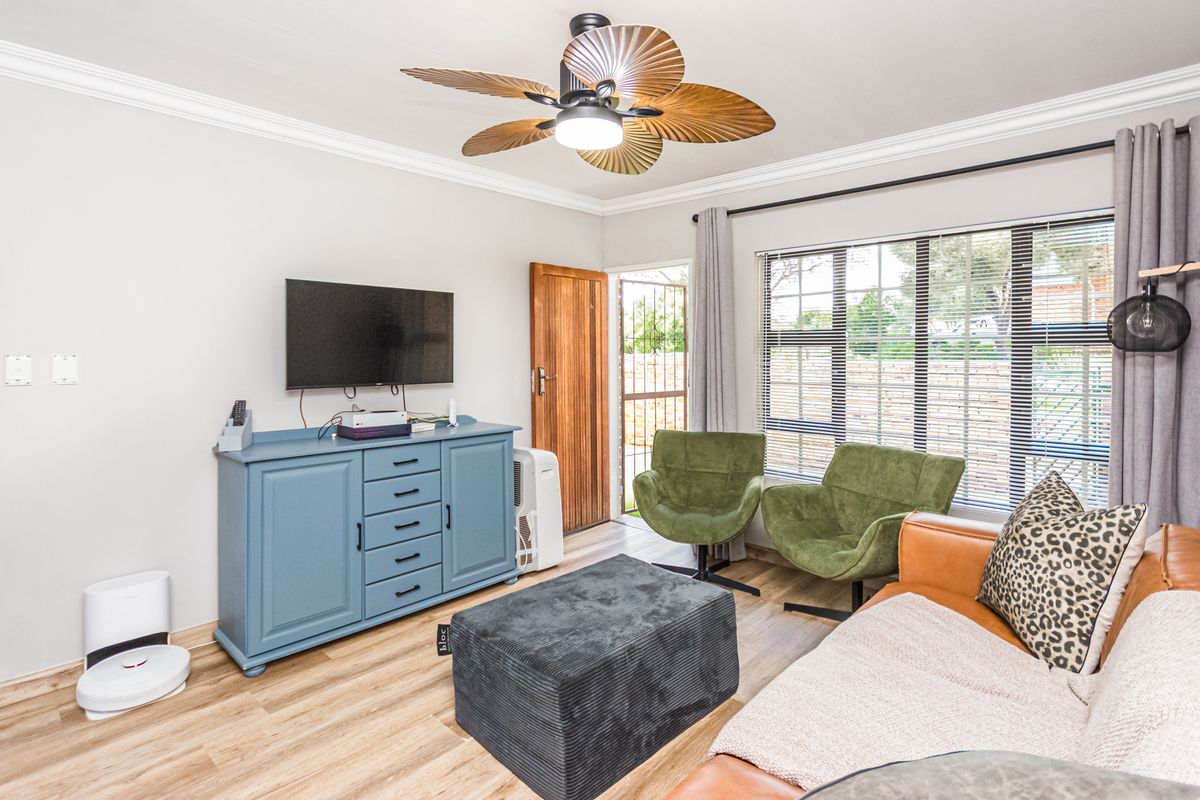 2 Bedroom renovated townhouse for sale in die Hoewes - Photo 2