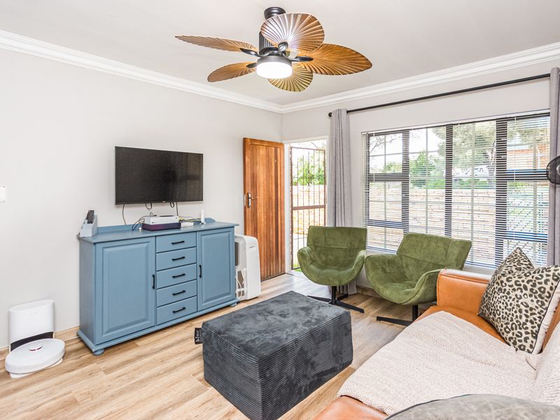 2 Bedroom renovated townhouse for sale in die Hoewes - Photo 2