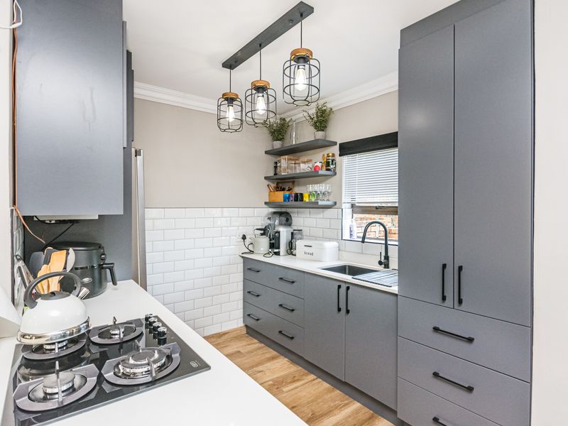 2 Bedroom renovated townhouse for sale in die Hoewes - Photo 10