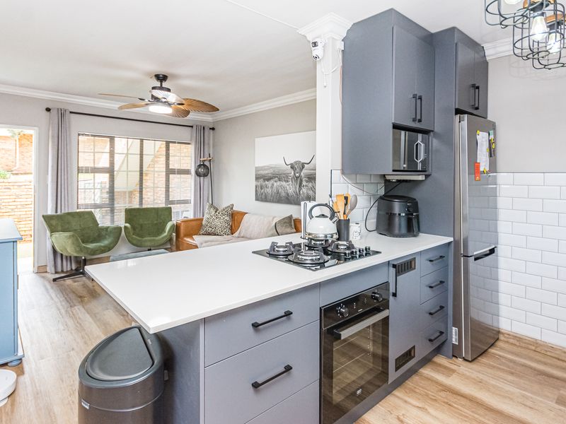 2 Bedroom renovated townhouse for sale in die Hoewes - Photo 9