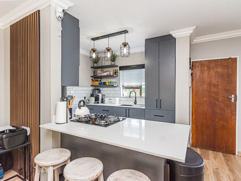 2 Bedroom renovated townhouse for sale in die Hoewes - Photo 8