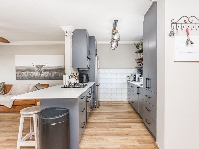 2 Bedroom renovated townhouse for sale in die Hoewes - Photo 7