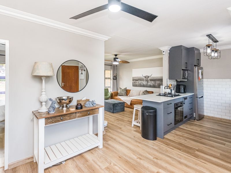 2 Bedroom renovated townhouse for sale in die Hoewes - Photo 6