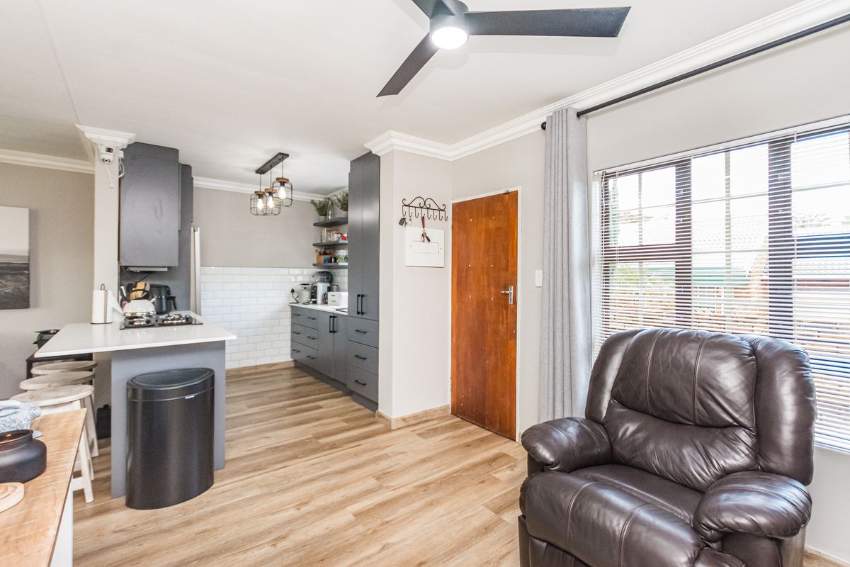 2 Bedroom renovated townhouse for sale in die Hoewes - Photo 5